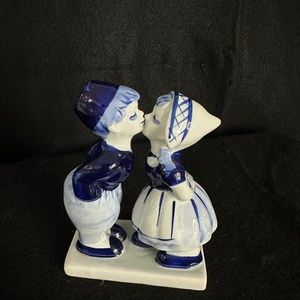 Vintage Delfts Blauw Art, boy and girls kissing, figurine,